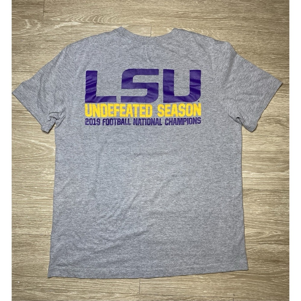Men Size MEDIUM Nike Undefeated LSU Tigers National Champions 15-0 T-Shirt 2019 - Picture 6 of 10